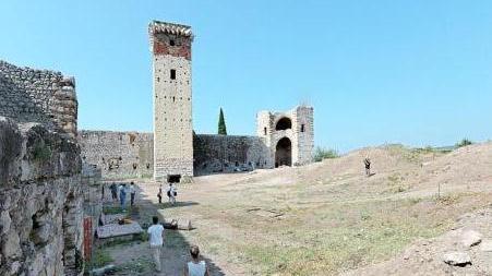 
 L'interno della cinta muraria del castello di Montorio, che risale all'undicesimo secolo FOTOSERVIZIO DIENNE