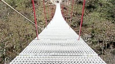 Il ponte tibetano realizzato in Valsorda attrae molti turisti spesso poco pratici di sentieri