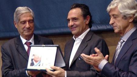 Cesare Prandelli, applaudito anche da Gianni Rivera, riceve il premio Etica dello sport