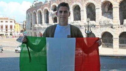 Jorginho mostra il tricolore davanti all'Arena dopo essere diventato citttadino italiano FOTO EXPRESS