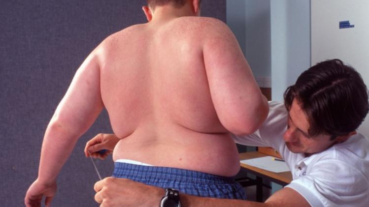 Pediatra misura un bambino obeso
