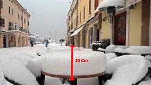Sono scesi 20-25 cm di neve a Bardolino, come dimostra la foto