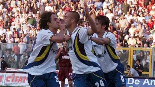 Michele Cossato esulta dopo aver realizzato il gol che regala la salvezza al Verona nello spareggio di Reggio Calabria FOTO EXPRESS