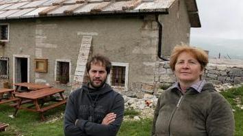 Alberto Leso con la mamma Angela Pezzo davanti a Malga Malera FOTOSERVIZIO AMATO