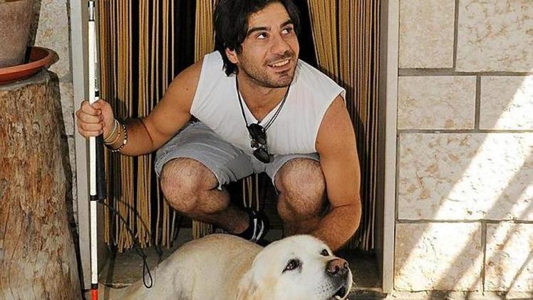 Alessandro Bordini con il suo cane e l'inseparabile bastone DIENNEFOTO