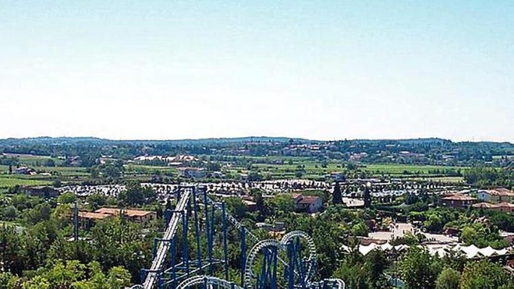 Una panoramica del parco divertimenti di Gardaland