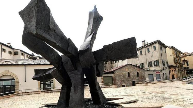 Il monumento di Pino Castagna in piazza Isolo. È stato inaugurato nel 2009 FOTO BRENZONI