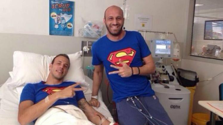 Vangelis Moras insieme al fratello Dimitris dopo il trapianto di midollo osseo
