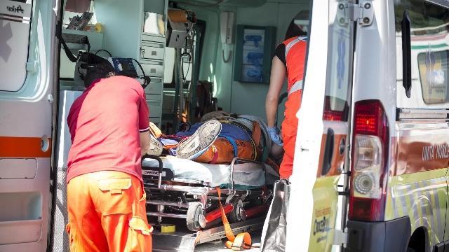 Un paziente su un'ambulanza (foto Archivio)