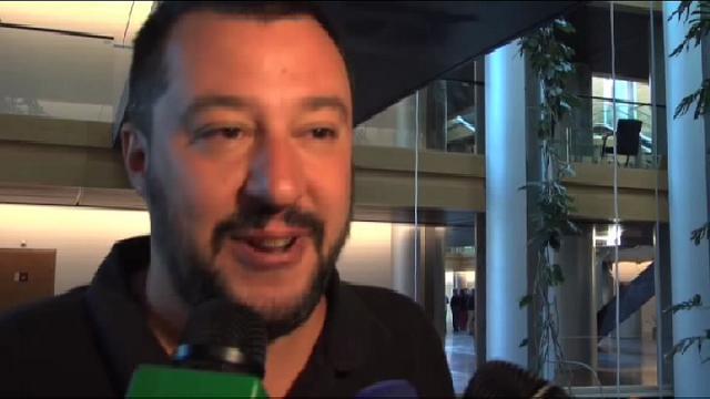 Immigrati, Salvini attacca Juncker e Merkel: "Il loro è solo business"