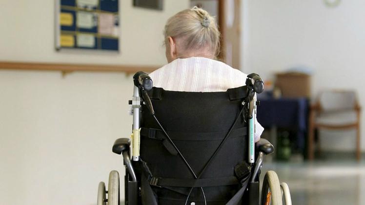 Un'anziana in casa di riposo, spesso ultimo rifugio per i malati di Alzheimer