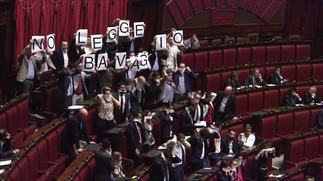 Intercettazioni, il M5S protesta alla Camera: "No alla legge bavaglio"
