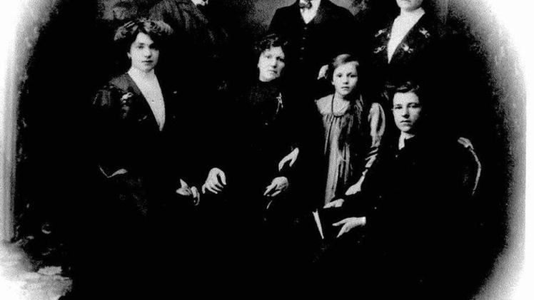 Il dottor Scappini, in piedi a sinistra, in una foto di famiglia