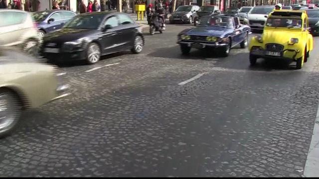 Parigi: le auto di 007 sfilano sugli Champs Elysee