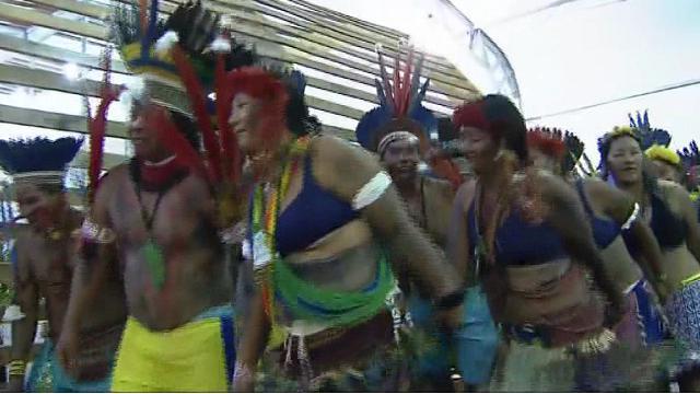 Allo stadio di Palmas, nel Brasile centrale, si è aperta tra danze folkloristiche e sorrisi (e una breve contestazione per la presidente Rousseff) la prima edizione dei giochi mondiali dei popoli indigeni. La sfida è aperta per 2000 atleti di 46 etnie. Si chiude il primo novembre