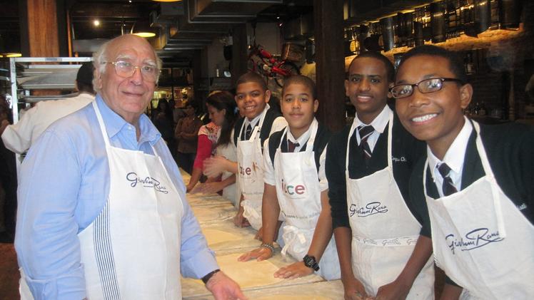 Giovanni Rana insegna a fare la pasta fresca in una scuola di Harlem