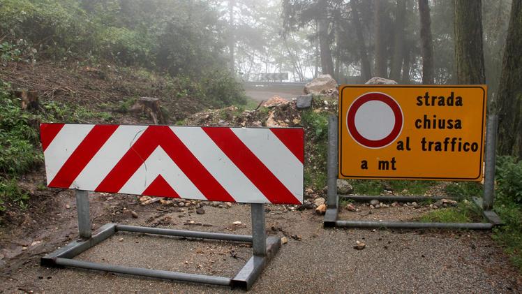 I segnali di divieto sulla «Graziani»: entro breve la strada potrà essere riaperta