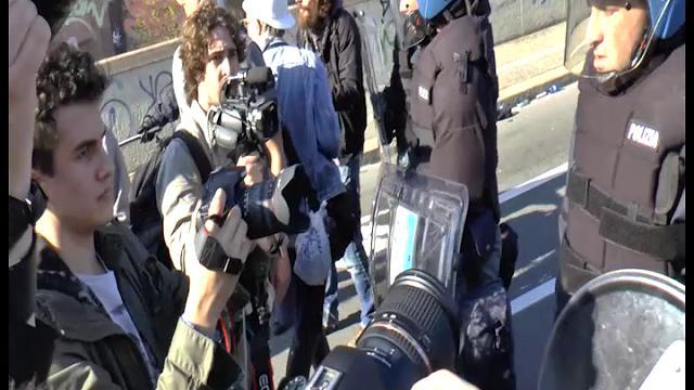 Durante le cariche sul ponte di via Stalingrado a Bologna, la polizia in tenuta anti sommossa allontana i molti giornalisti sul posto obbligandoli a spostarsi oltre le camionette posizionate all'altezza di Porta Mascarella
(video di Giulia Costetti e Silvia Valenti)