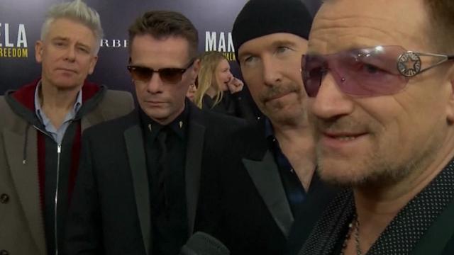 Il celebre gruppo rock U2 ha fatto sapere di avere annullato i due concerti fissati per stasera e domani a Bercy, e sul sito web ha aggiunto: "Abbiamo assistito scioccati, senza poterlo credere,a tutti gli attentati che si sono svolti a parigi, e il nostro pensiero- prosege il messaggio- va alle vittime e alle loro famiglie". Poi un pensiero è stato dedicato anche alla band, Eagles of death metal, suo malgrado coinvolta nel massacro di ieri al bataclan "a cui vanno le nostre preghiere"
