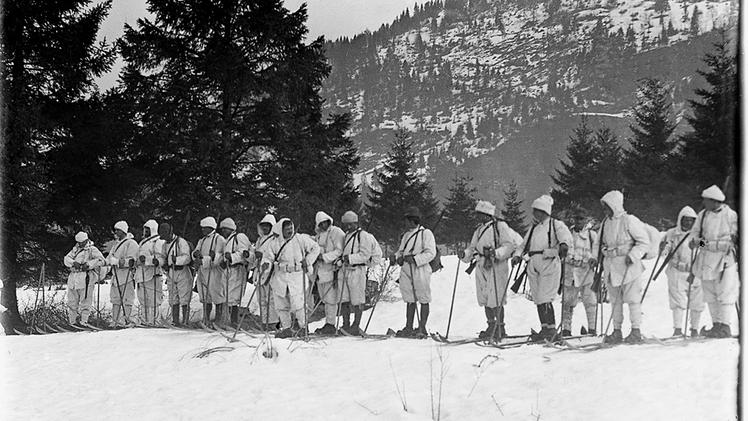 Dirigibili in partenza per i rilevamenti del territorio COLLEZIONE DARRALe prime truppe di alpini sciatori sulle Alpi nella Prima guerra mondiale COLLEZIONE DARRA ARCHIVIO DON MAZZA 
