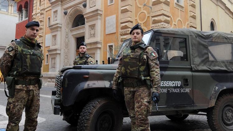 Squadre speciali francesi in perlustrazione alla Defense a Parigi, possibile bersaglio di nuovi attacchi terroristiciRafforzata la sorveglianza 24 ore su 24 alla sinagoga