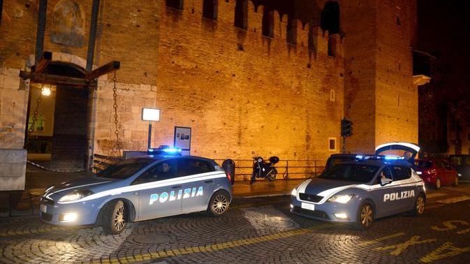 La polizia davanti a Castelvecchio