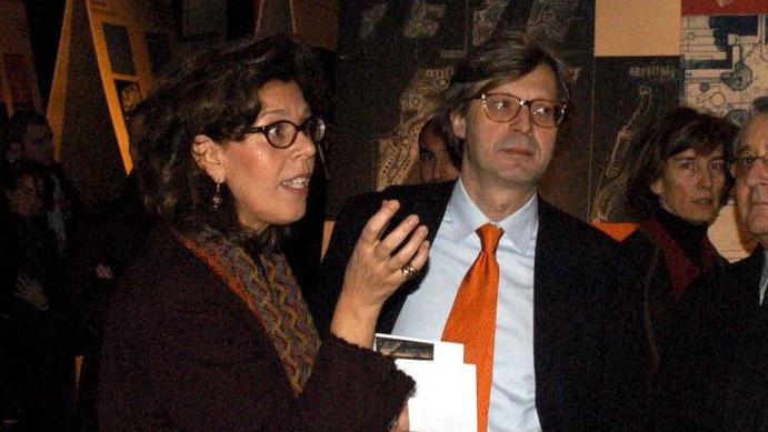 Vittorio Sgarbi con Paola Marini durante una visita a Castelvecchio nel 2002