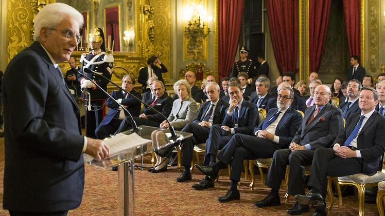 Il presidente della Repubblica, Mattarella, parla di fronte alla stampa italiana che aderisce al progetto