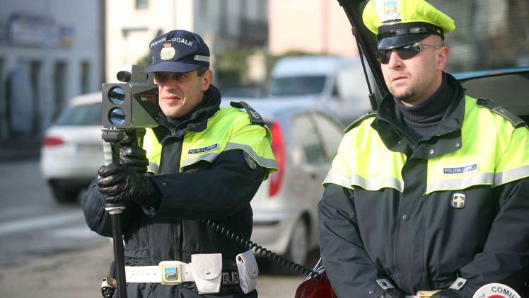 Controlli della Polizia municipale in Corso Milano