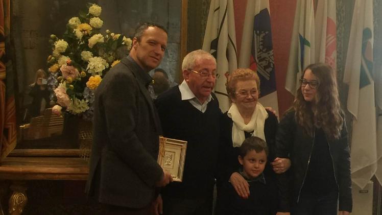 Il sindaco Tosi a Palazzo barbieri con una delle coppie che ha festeggiato l'anniversario