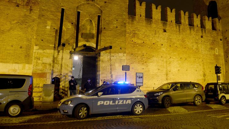 E’ scontro tra Tosi e Sicuritalia sul furto a CastelvecchioUna volante della Polizia davanti a Castelvecchio la sera della rapina: il 113 fu allertato attorno alle 21