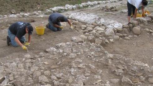 Una delle campagne di scavo alla «Mansio Servasa»Parte dei ritrovamenti, in un’area destinata a vigneti