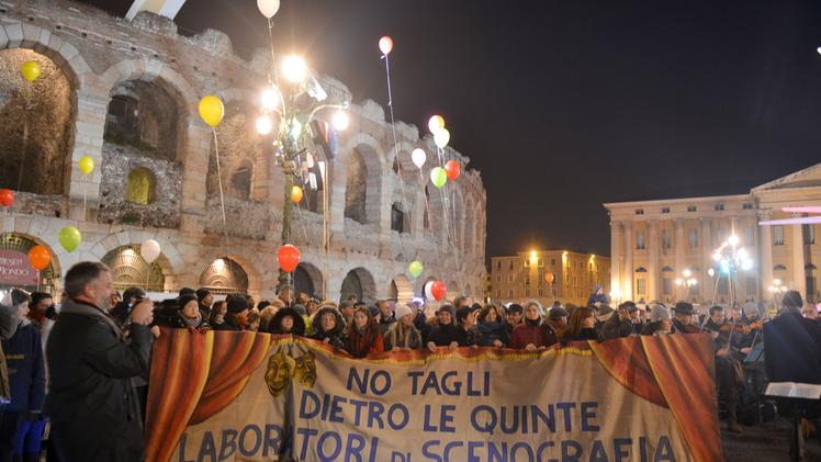 Manifestazione dei dipendenti della Fondazione Arena sabato sera in piazza Bra