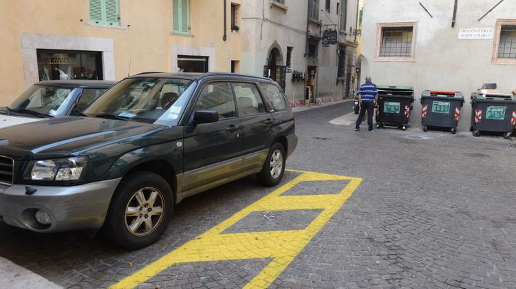 Lo stallo di piazzetta Tirabosco diventato da blu a giallo per disabili FOTO MARCHIORITracce di colore giallo sulla ruota