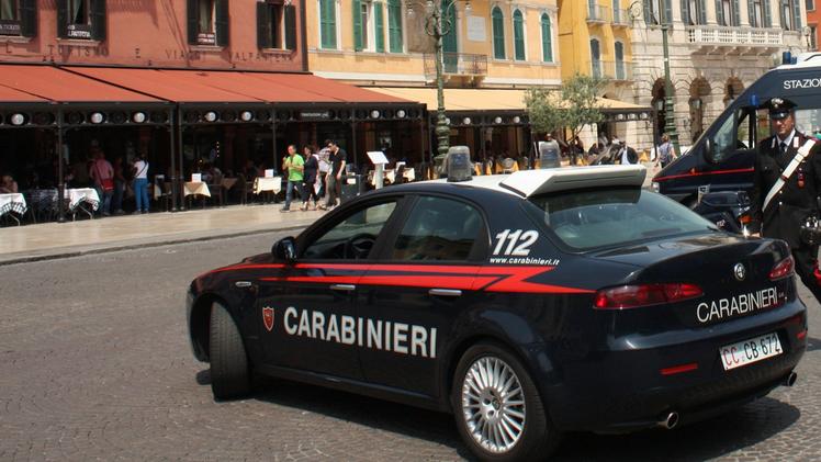 Intervengono i carabinieri per garantire l’acquisto del farmaco