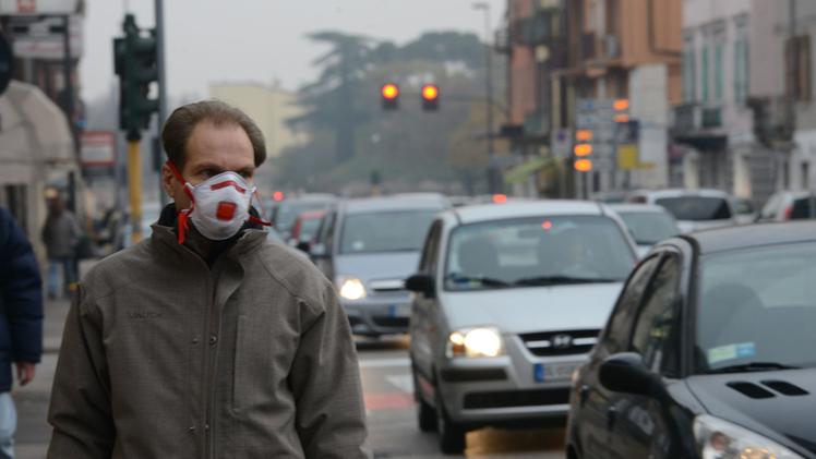 Pedone con la mascherina protettiva in corso Milano, una delle strade più inquinate della città
