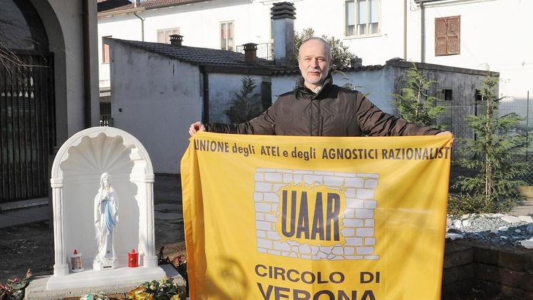 Angelo Campedelli protesta davanti alla statua di piazza del PopoloIl coordinatore dell’Uaar accanto al capitello di Sustinenza DIENNEFOTO