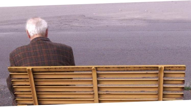 Un anziano su una panchina: l’Alzheimer è malattia che richiede un’assistenza continua