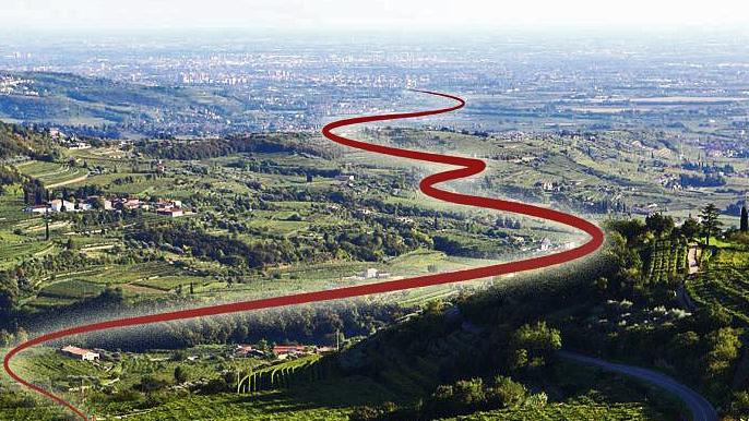 Un’immagine simbolica del «Cammino del Bardolino», rete escursionistica legata al prodotto simbolo della viticoltura gardesana