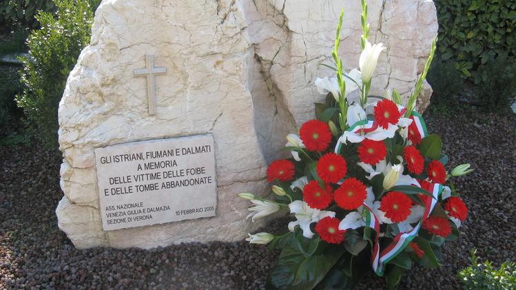 La targa in ricordo delle vittime delle foibe al cimitero monumentale