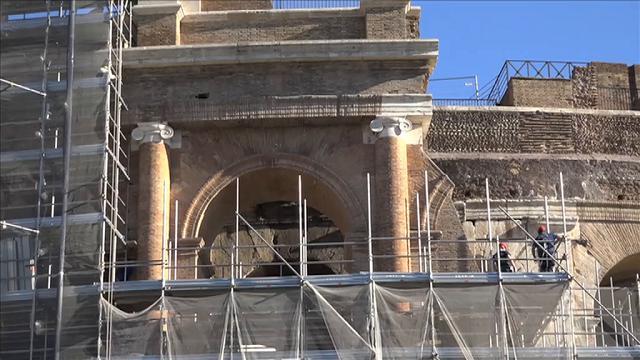 E' terminata la seconda fase dei lavori di restauro e pulizia delle arcate del Colosseo. Gli operai sono a lavoro per smontare i ponteggi e liberare la facciata del monumento romano dalle impalcature, un'operazione che dovrebbe richiedere circa quattro giorni(di Marco Billeci)