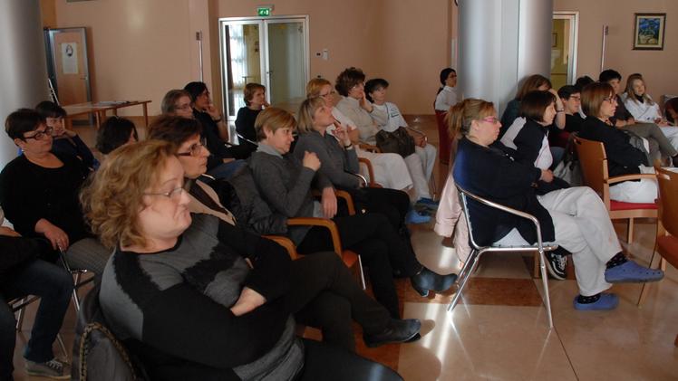 Un gruppo di dipendenti della casa di riposo ascolta i rappresentanti sindacali FOTO PECORA