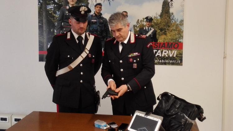 I carabinieri con gli oggetti recuperati, riconsegnati al proprietario
