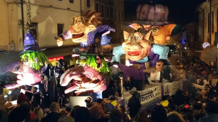 Carnevalon, pienone per la sfilata notturna (foto Dalli Cani)