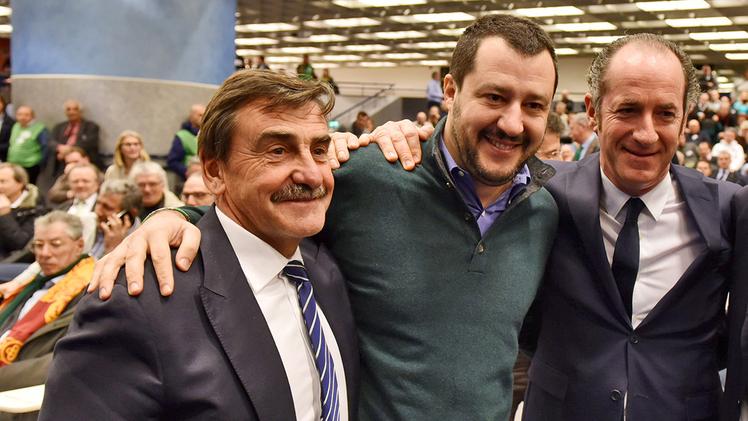 Il Congresso Nazionale Lega Nord-Liga Veneta: da sinistra il nuovo segretario veneto Toni Da Re, Matteo Salvini, Luca Zaia