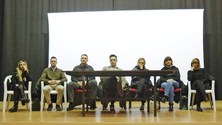 Il sindaco Ruta e la sua maggioranza durante l’assemblea pubblica sui profughi  svoltasi in teatro DIENNE