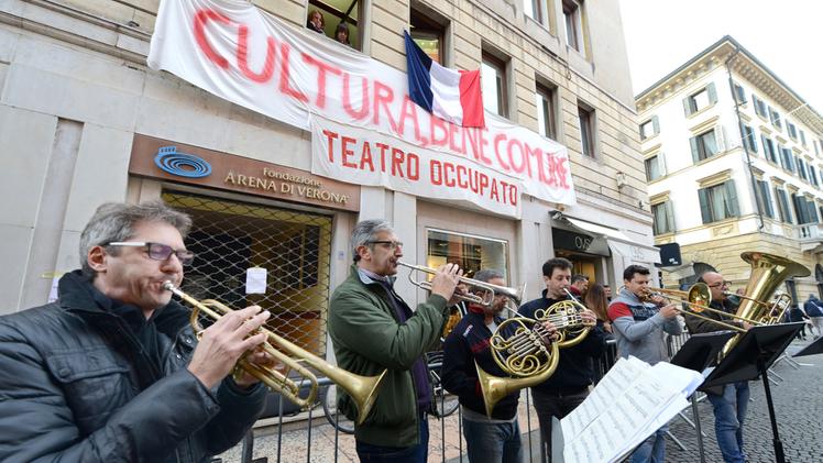Novembre 2015: musicisti della Fondazione Arena suonano davanti alla sede occupataFrancesca Tartarotti