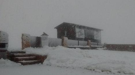 Ieri pomeriggio al rifugio  Bocca di Selva  è tornata la neve