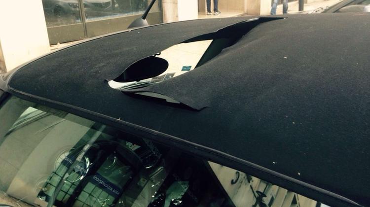 Il tettuccio dell’auto di un residente tagliato dai vandali durante la notte