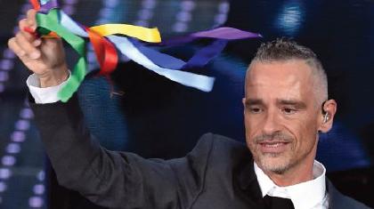 Eros Ramazzotti con il nastro arcobaleno